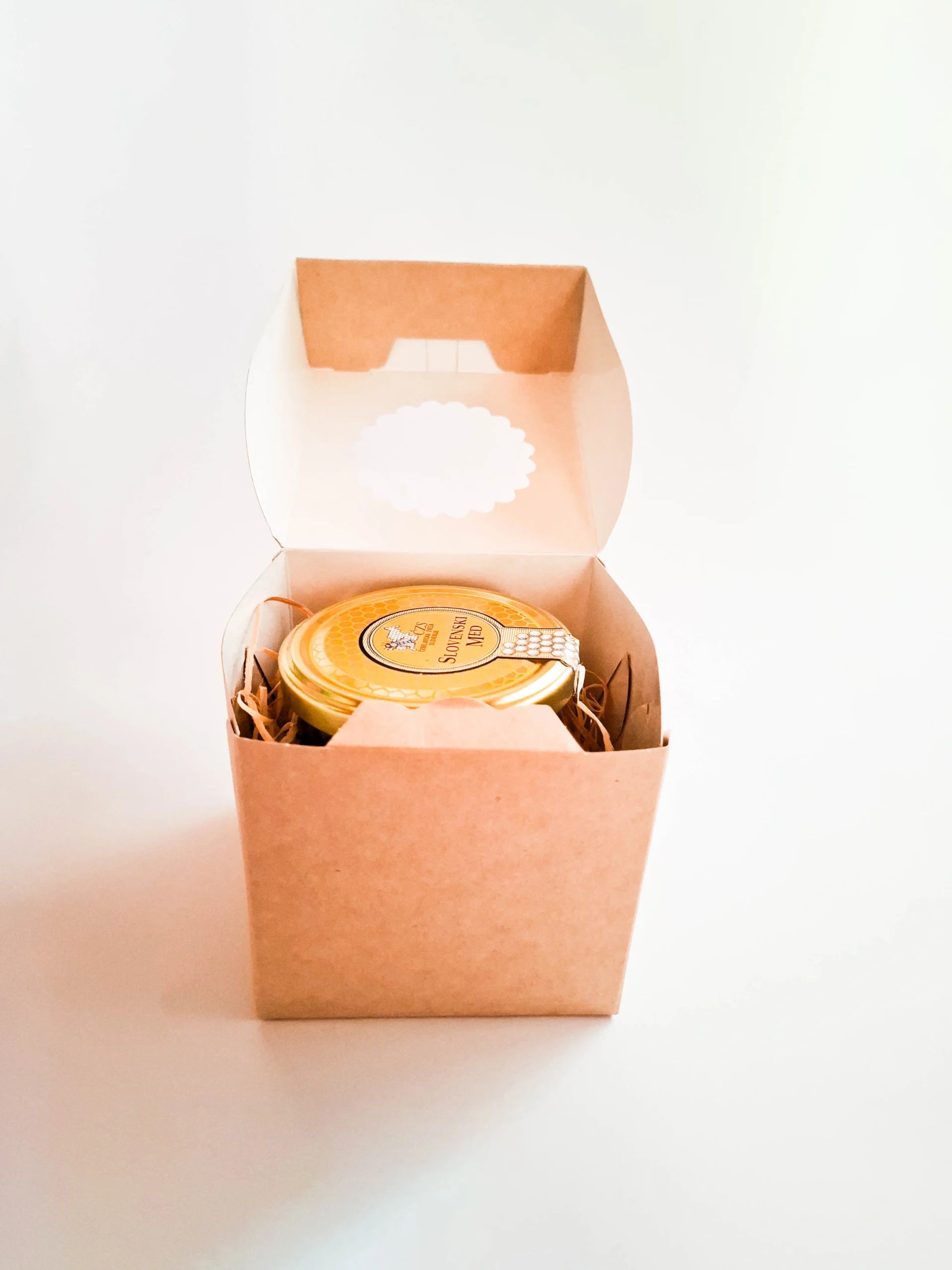 450g of organic forest honey in a box