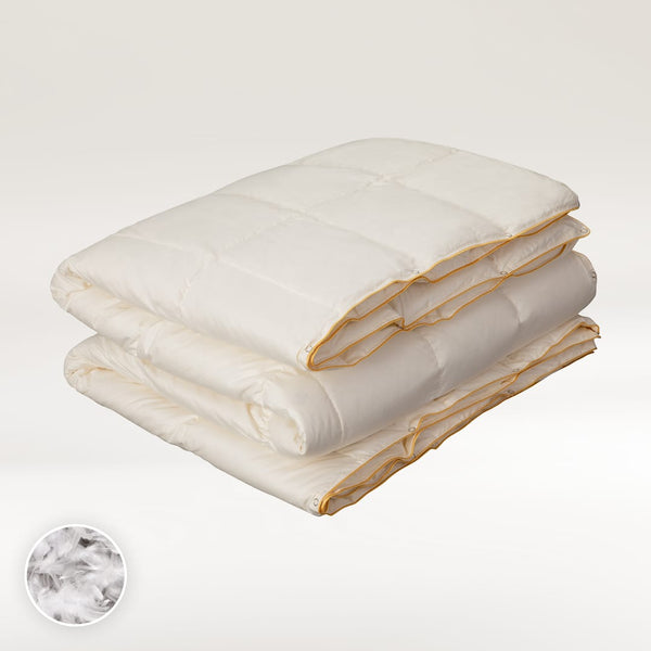 Celoletna odeja Tonia s polnilom iz gosjega perja in puha (puh 70%, perje 30 %), naravno, kakovostno in narejeno v Sloveniji.