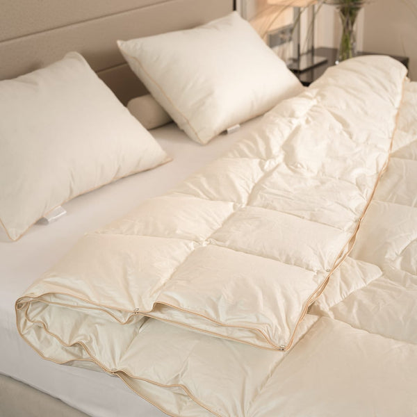 Celoletna odeja Tonia s polnilom iz gosjega perja in puha (puh 70%, perje 30 %), naravno, kakovostno in narejeno v Sloveniji.