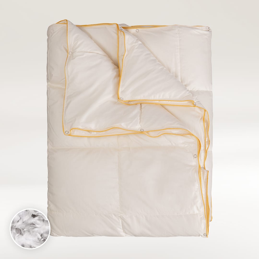 Celoletna odeja Tonia s polnilom iz gosjega perja in puha (puh 70%, perje 30 %), naravno, kakovostno in narejeno v Sloveniji. 1