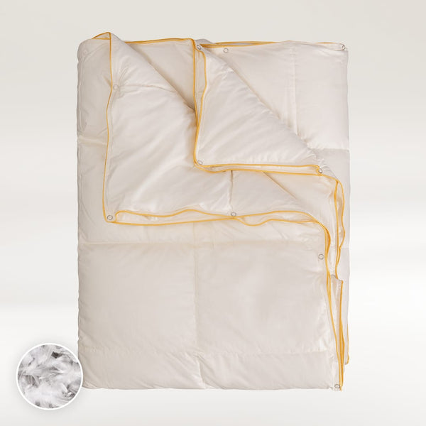 Celoletna odeja Tonia s polnilom iz gosjega perja in puha (puh 70%, perje 30 %), naravno, kakovostno in narejeno v Sloveniji. 1