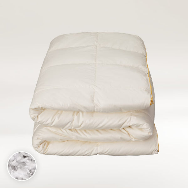 Celoletna odeja Tonia s polnilom iz gosjega perja in puha (puh 70%, perje 30 %), naravno, kakovostno in narejeno v Sloveniji. 2