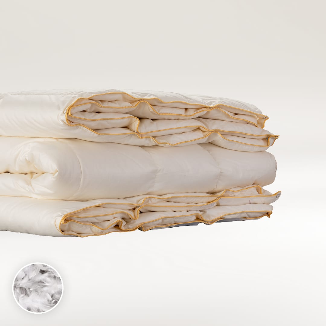 Celoletna odeja Tonia s polnilom iz gosjega perja in puha (puh 70%, perje 30 %), naravno, kakovostno in narejeno v Sloveniji. 3