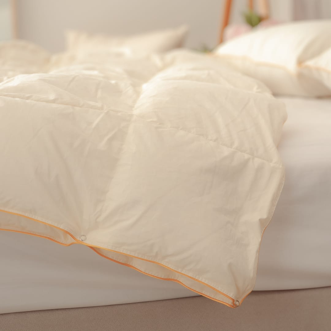 Celoletna odeja Tonia s polnilom iz gosjega perja in puha (puh 70%, perje 30 %), naravno, kakovostno in narejeno v Sloveniji. 5