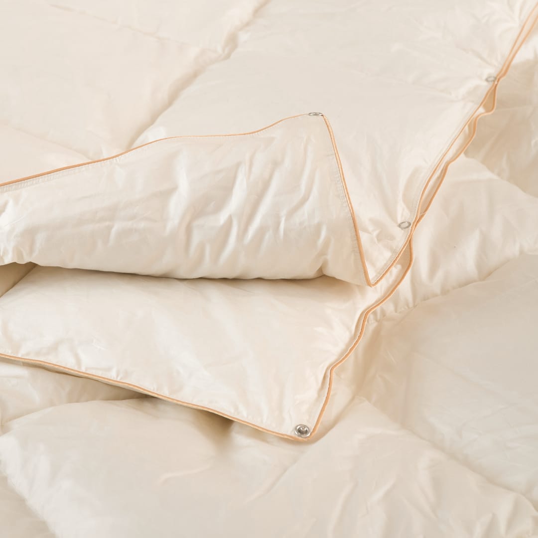 Celoletna odeja Tonia s polnilom iz gosjega perja in puha (puh 70%, perje 30 %), naravno, kakovostno in narejeno v Sloveniji. 6