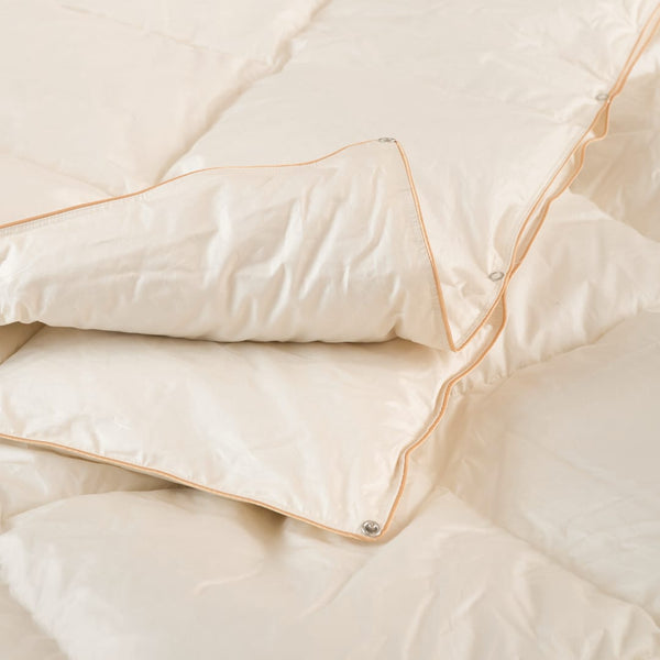 Celoletna odeja Tonia s polnilom iz gosjega perja in puha (puh 70%, perje 30 %), naravno, kakovostno in narejeno v Sloveniji. 6