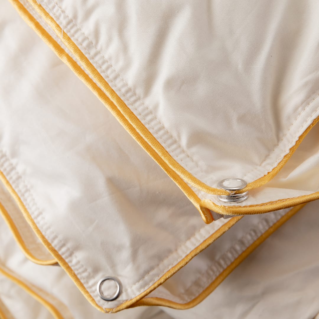 Celoletna odeja Tonia s polnilom iz gosjega perja in puha (puh 70%, perje 30 %) v kompletu popust odejo vzglavnik posteljni nadvložek posteljnino