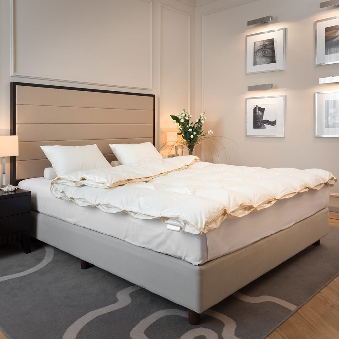 Celoletna odeja Tonia s polnilom iz gosjega perja in puha (puh 70%, perje 30 %), naravno, kakovostno in narejeno v Sloveniji. 8