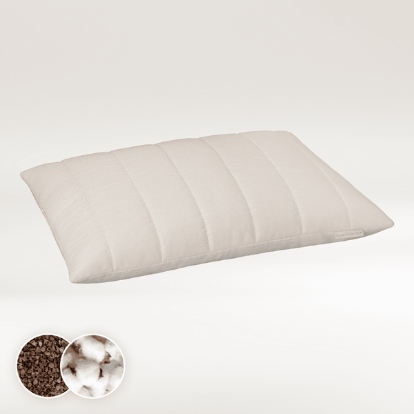 Dvostranski vzglavnik Ulpus s polnilom iz ajdovih luščin in bombaža. Narejeno v Sloveniji. Mikromasažni in naravni vzglavnik, ki deluje protibolečinsko. Vzglavnik 2v1, dva v enem.