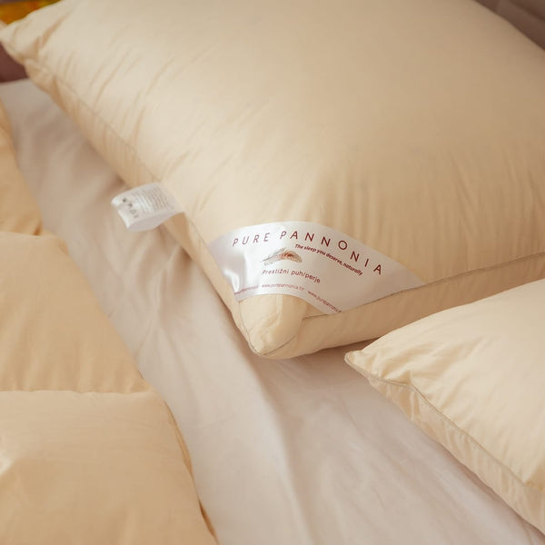 Vzglavnik Aeli je iz gosjega puha in perja ter izdelan v Sloveniji.