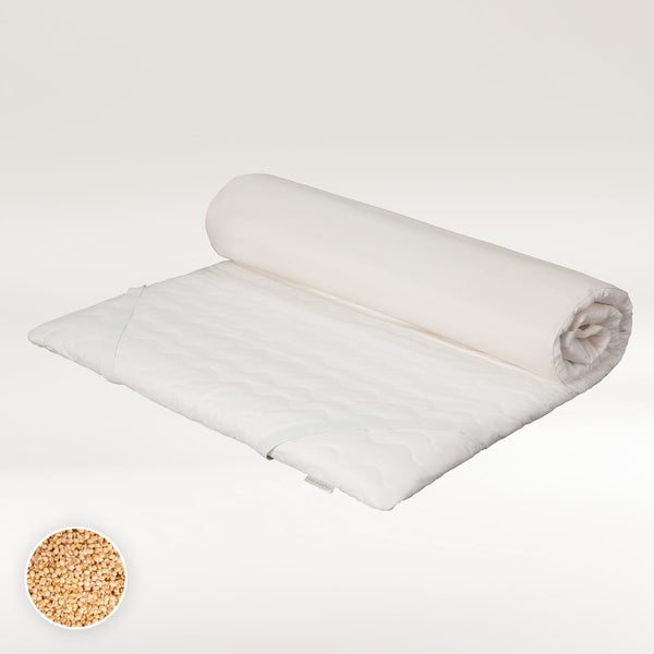 Anatomski posteljni nadvložek Harmony ima prevleko iz 100 % organskega bombaža, ki vsebuje mikromasažno naravno polnilo prosene luščine in bombaž.