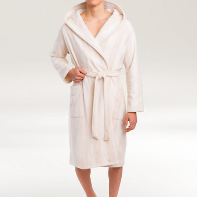 Moški kopalni plašč iz 100 % bombažnega frotirja (bombaž) ima kapuco, dva globoka stranska žepa ter pas. Mehki, trpežen bombažni plašč.