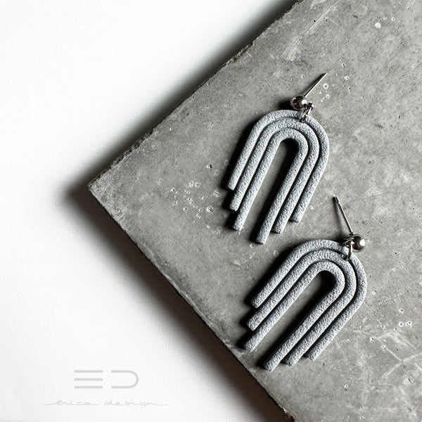rainbow - hanging earrings | gray/apricot