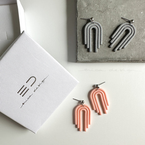 rainbow - hanging earrings | gray/apricot