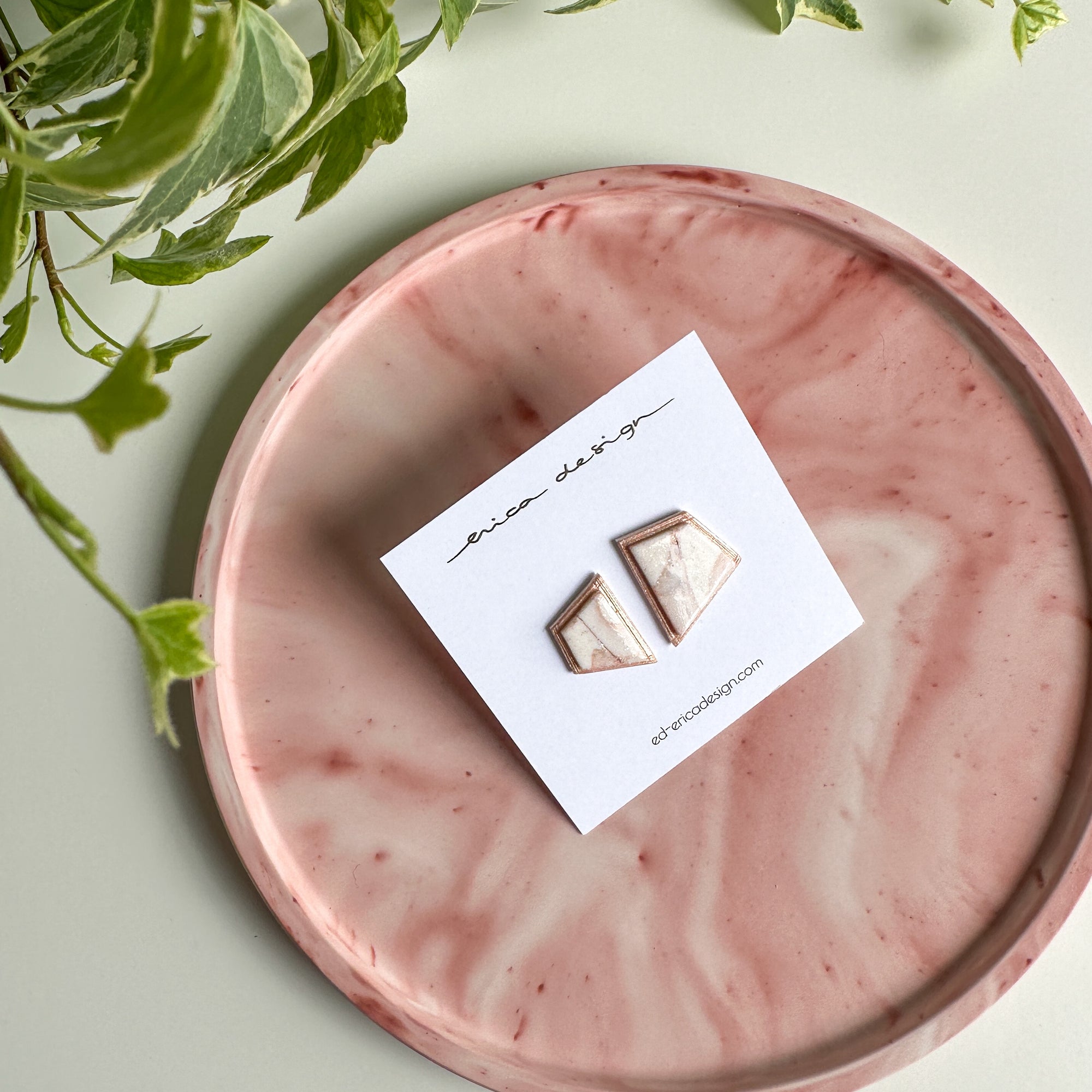 Asimmetrico . Edizione Limitata | Orecchini a Perno Marmo Rosè