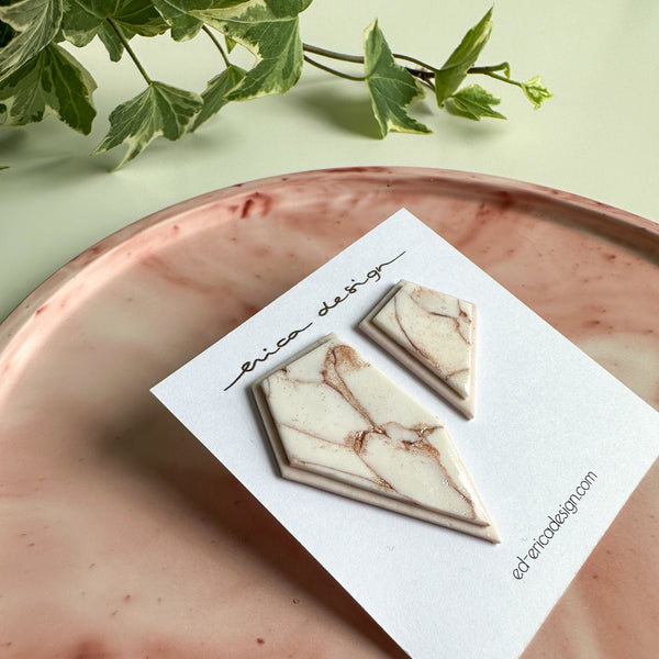 Asimmetrico . Edizione Limitata | Orecchini a Perno Marmo Rosè