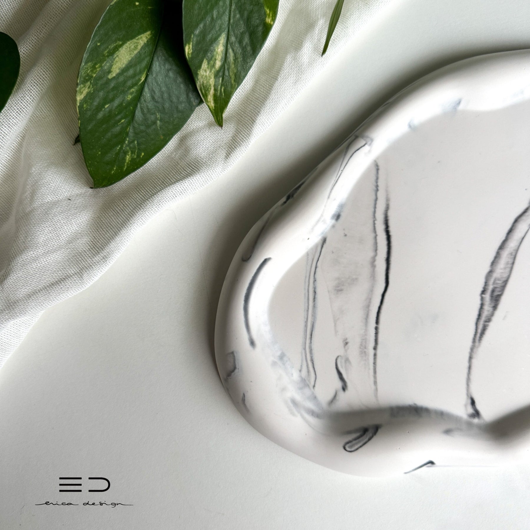 decorative tray wave | black and white