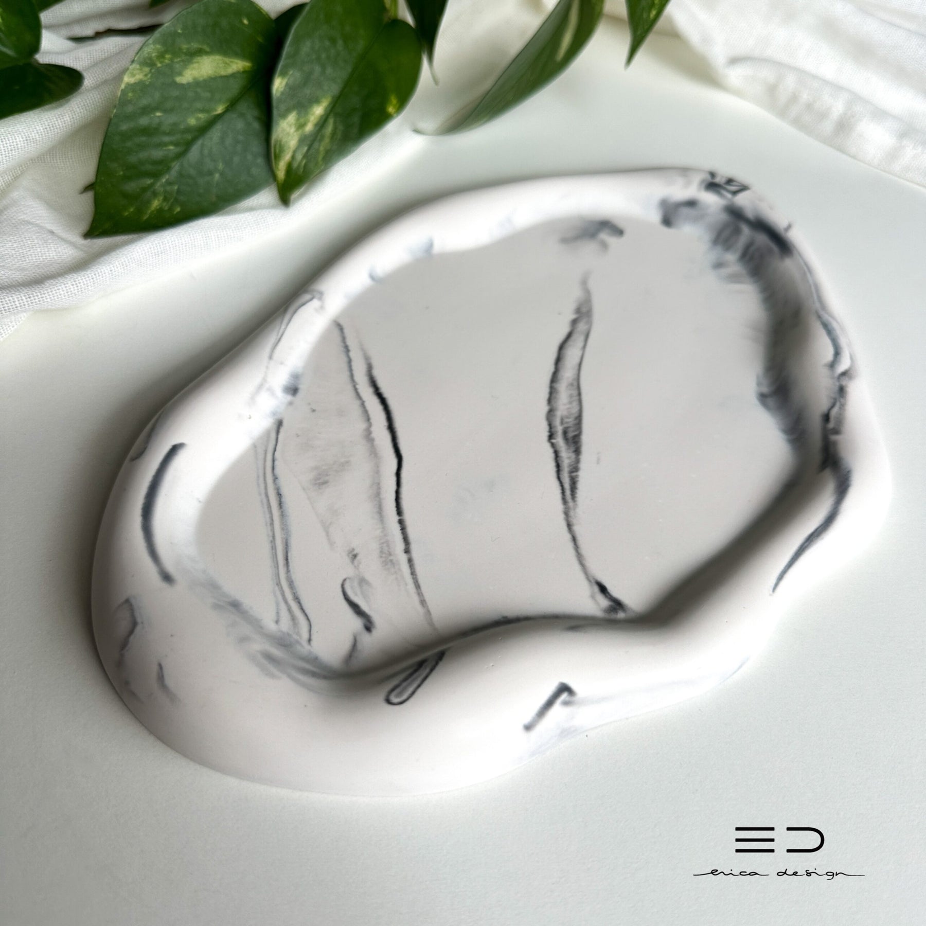 decorative tray wave | black and white