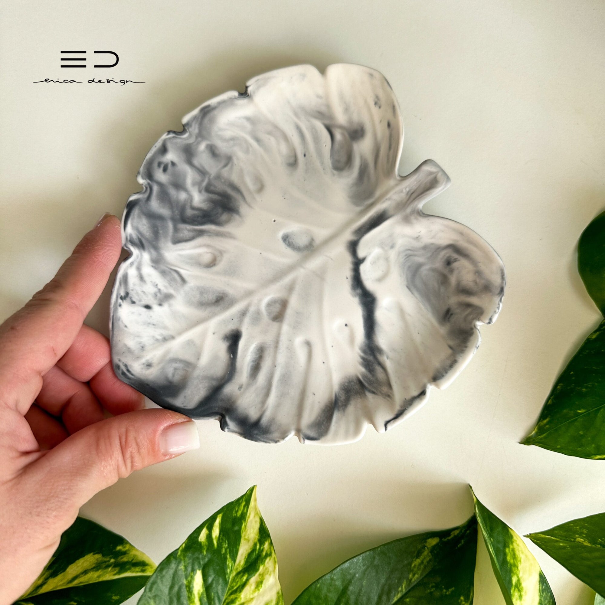 Monstera decorative tray | black