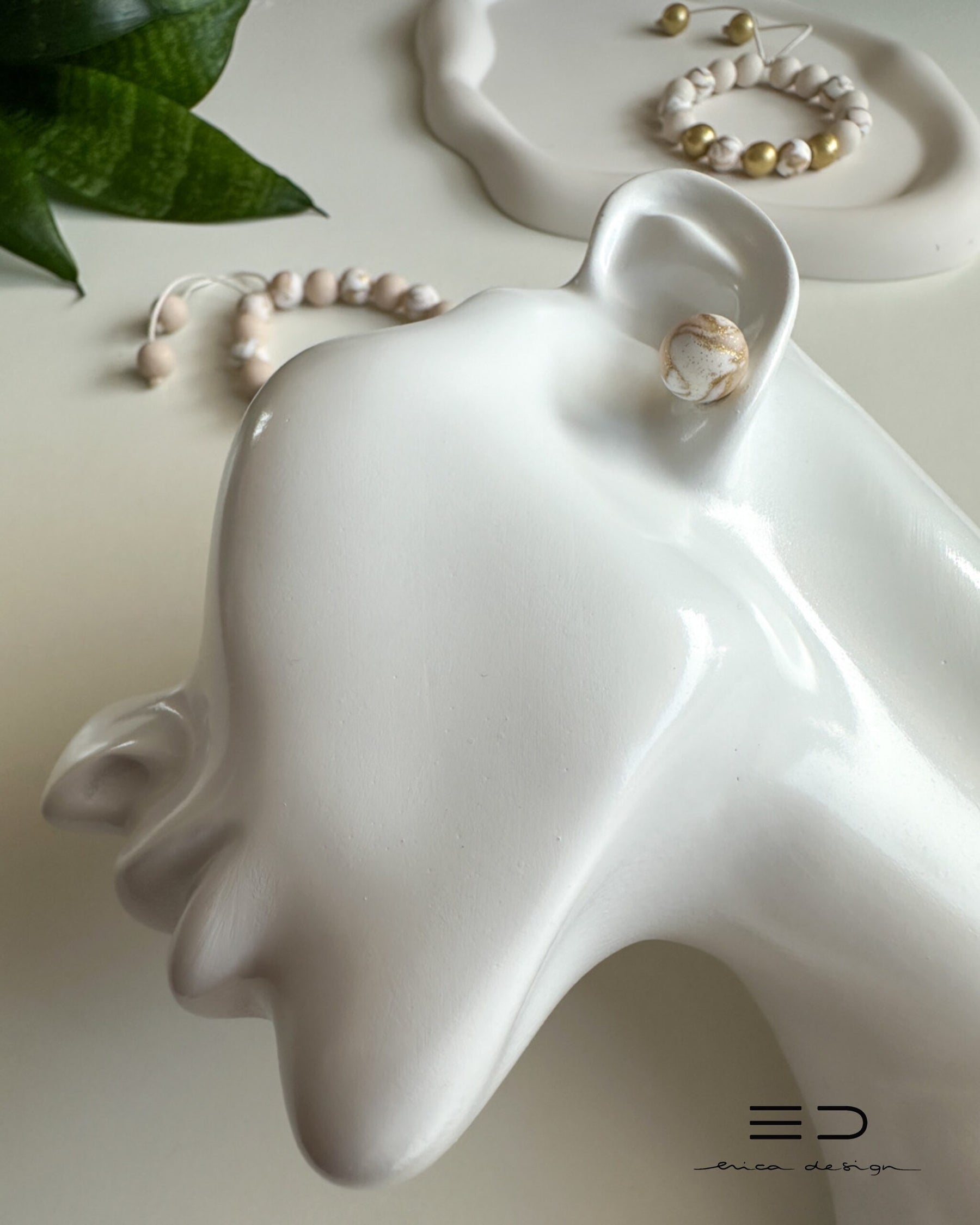 bulb bracelet, studs | beige