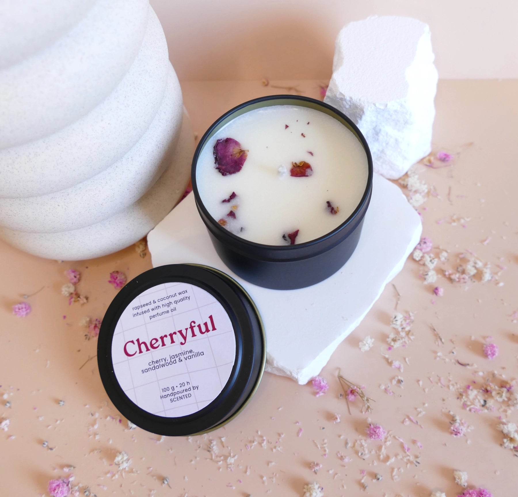 Vegan dišeča sveča Cherryful, 100 g, črna aluminijasta embalaža, sladek češnjev vonj