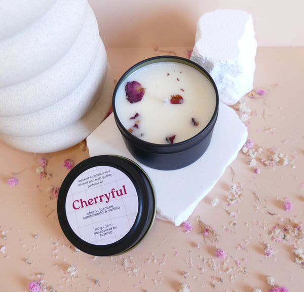 Vegan dišeča sveča Cherryful, 100 g, črna aluminijasta embalaža, sladek češnjev vonj