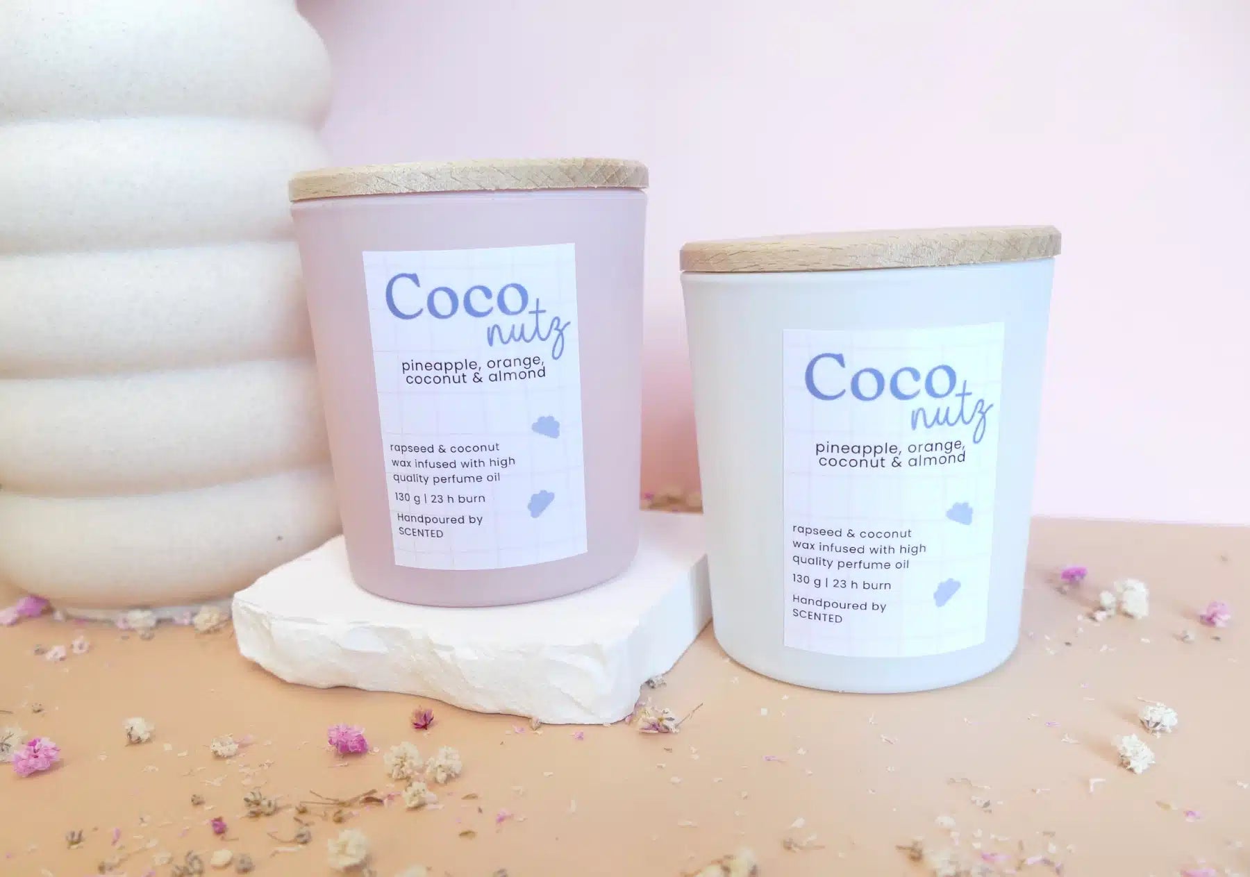 Naravna sveča Coconutz z vonjem kokosa, ananasa, pomaranče in mandlja – tropska sprostitev brez ftalatov, veganska in 100 % naravna.