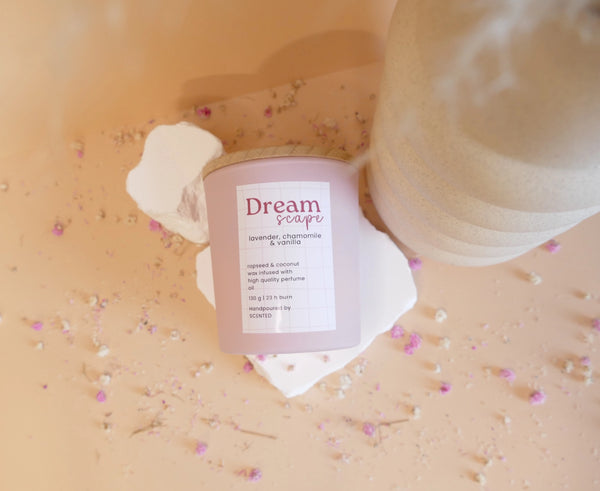 Naravna dišeča sveča Dreamscape v steklenem kozarcu – nežna aroma sivke, vanilije in kamilice za pomirjujoče vzdušje doma