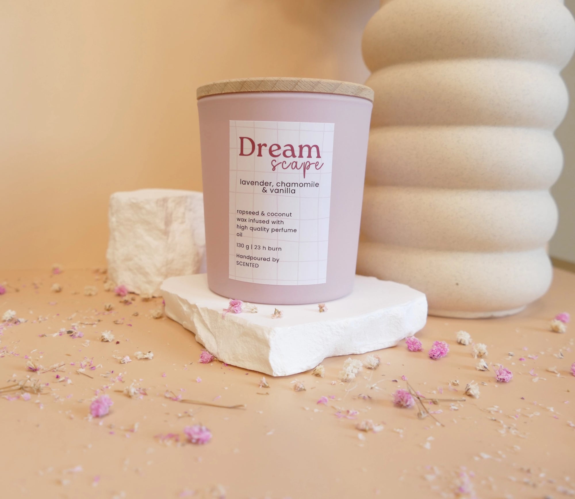 Naravna dišeča sveča Dreamscape v steklenem kozarcu – nežna aroma sivke, vanilije in kamilice za pomirjujoče vzdušje doma