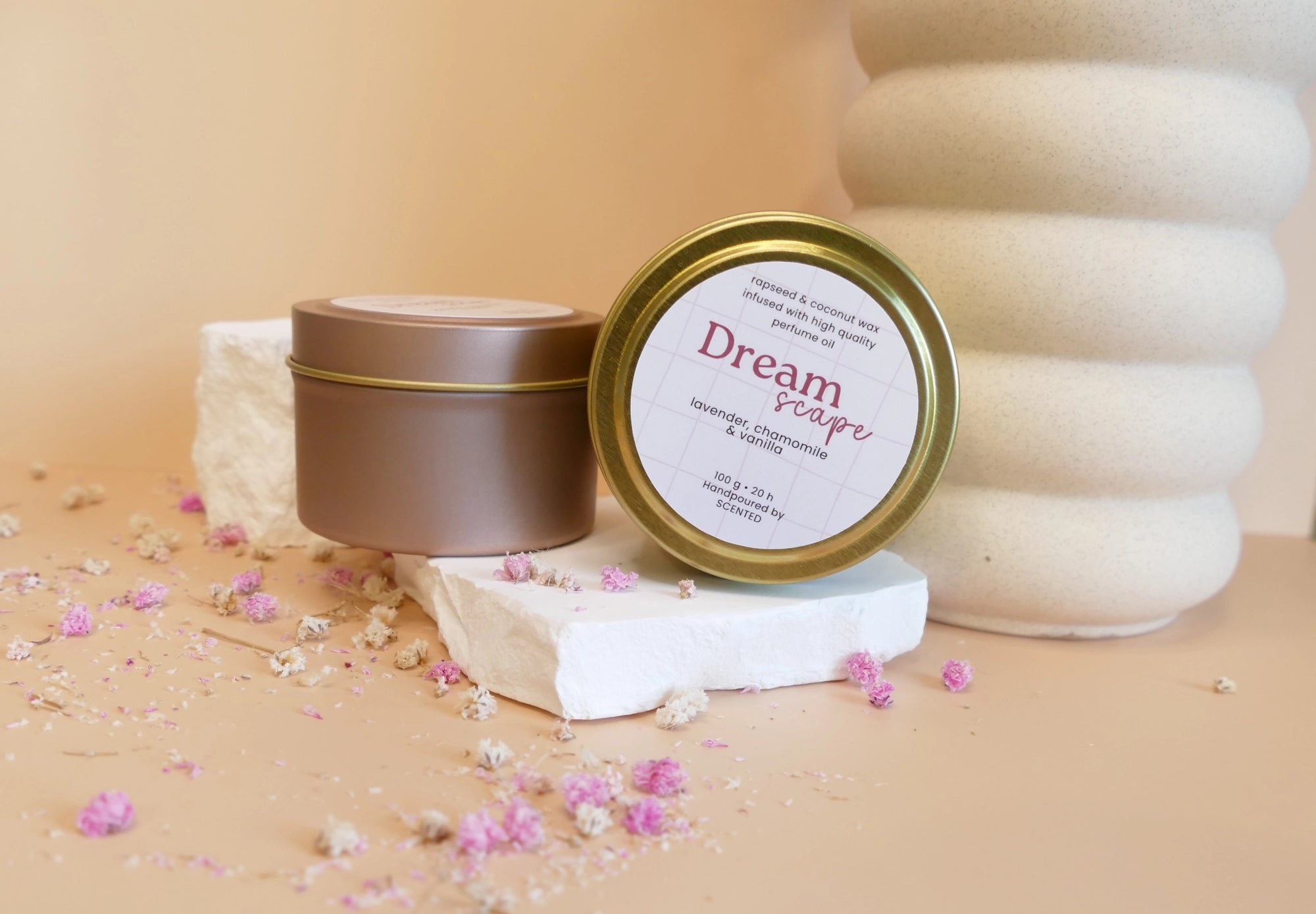Manjša naravna dišeča sveča Dreamscape v aluminijasti roza ali zlati posodici – vonj sivke, vanilije in kamilice.