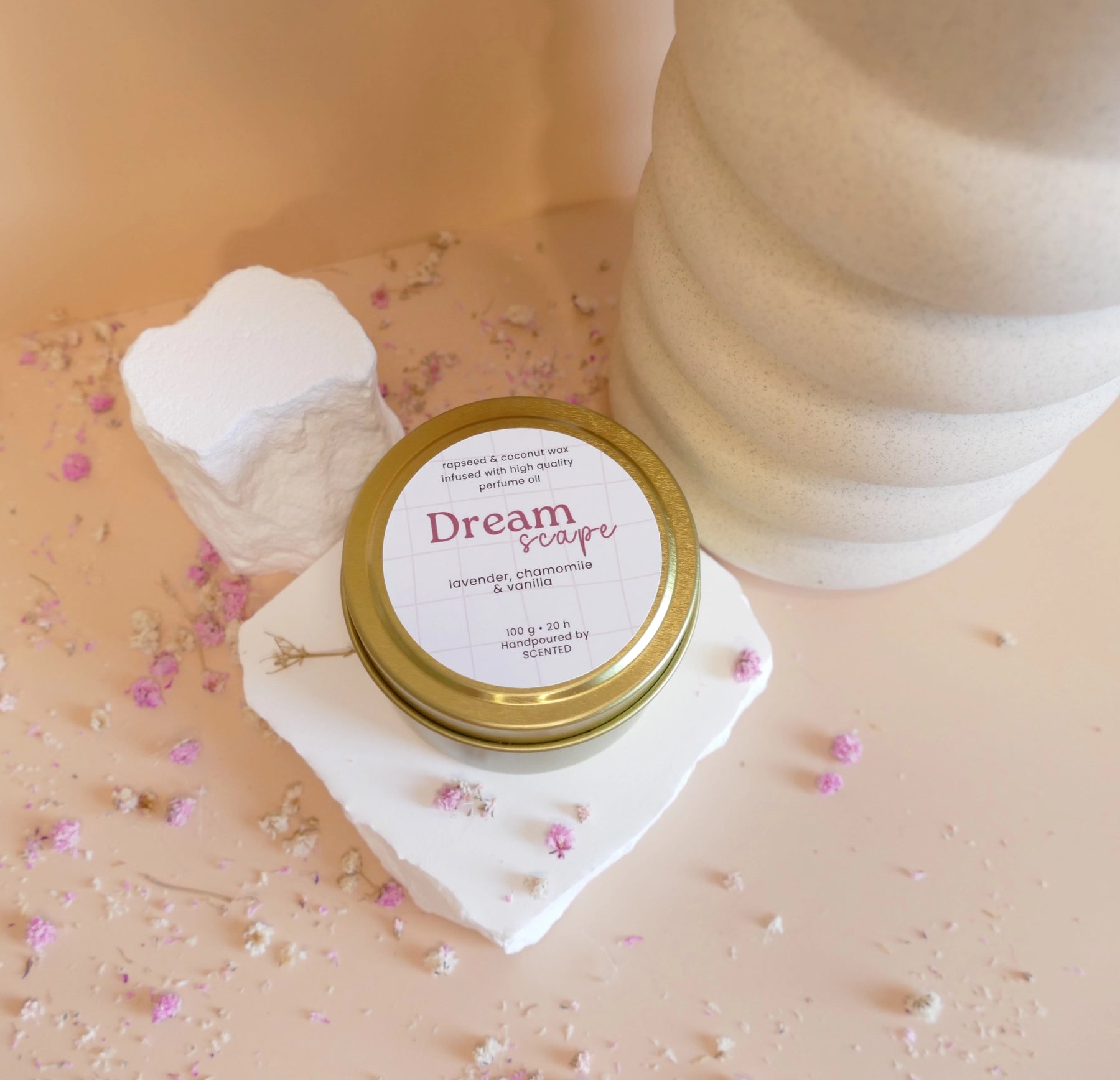 Manjša naravna dišeča sveča Dreamscape v aluminijasti roza ali zlati posodici – vonj sivke, vanilije in kamilice.