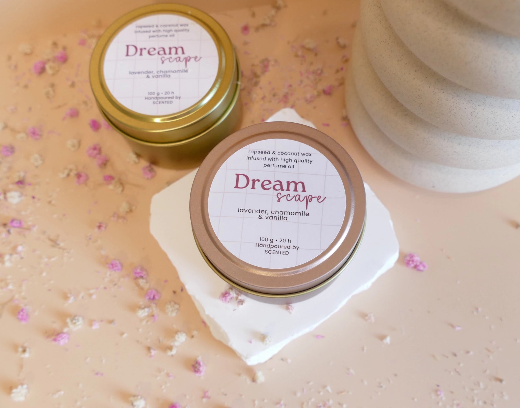 Manjša naravna dišeča sveča Dreamscape v aluminijasti roza ali zlati posodici – vonj sivke, vanilije in kamilice.