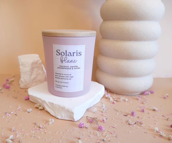 Naravna dišeča sveča Solaris Blanc v elegantni embalaži – unisex vonj s toplimi in svežimi notami kokosa, gardenije in sandalovine.