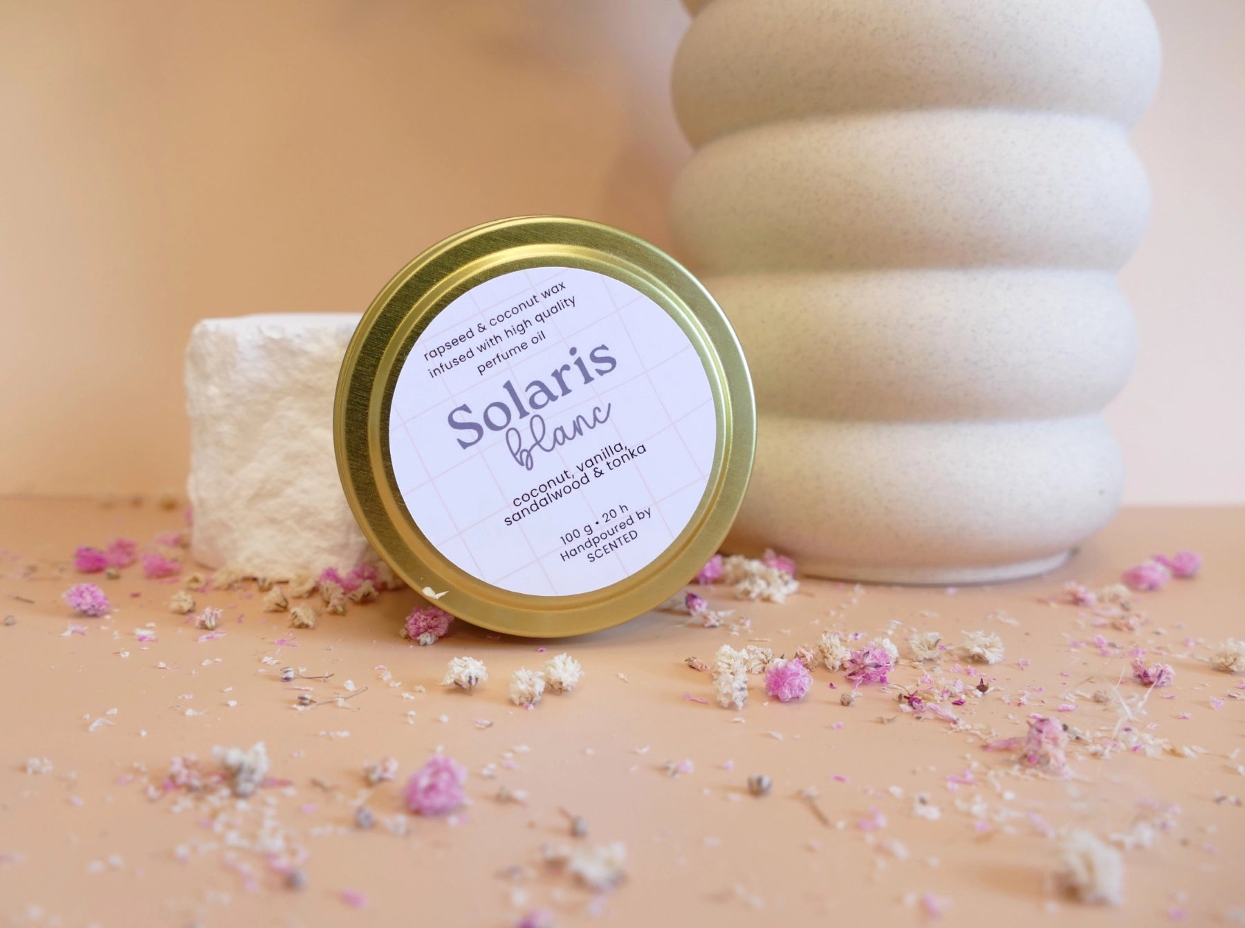 Naravna dišeča sveča Solaris Blanc v elegantni roza, zlati ali srebrni posodici – unisex vonj z notami kokosa, gardenije in sandalovine.