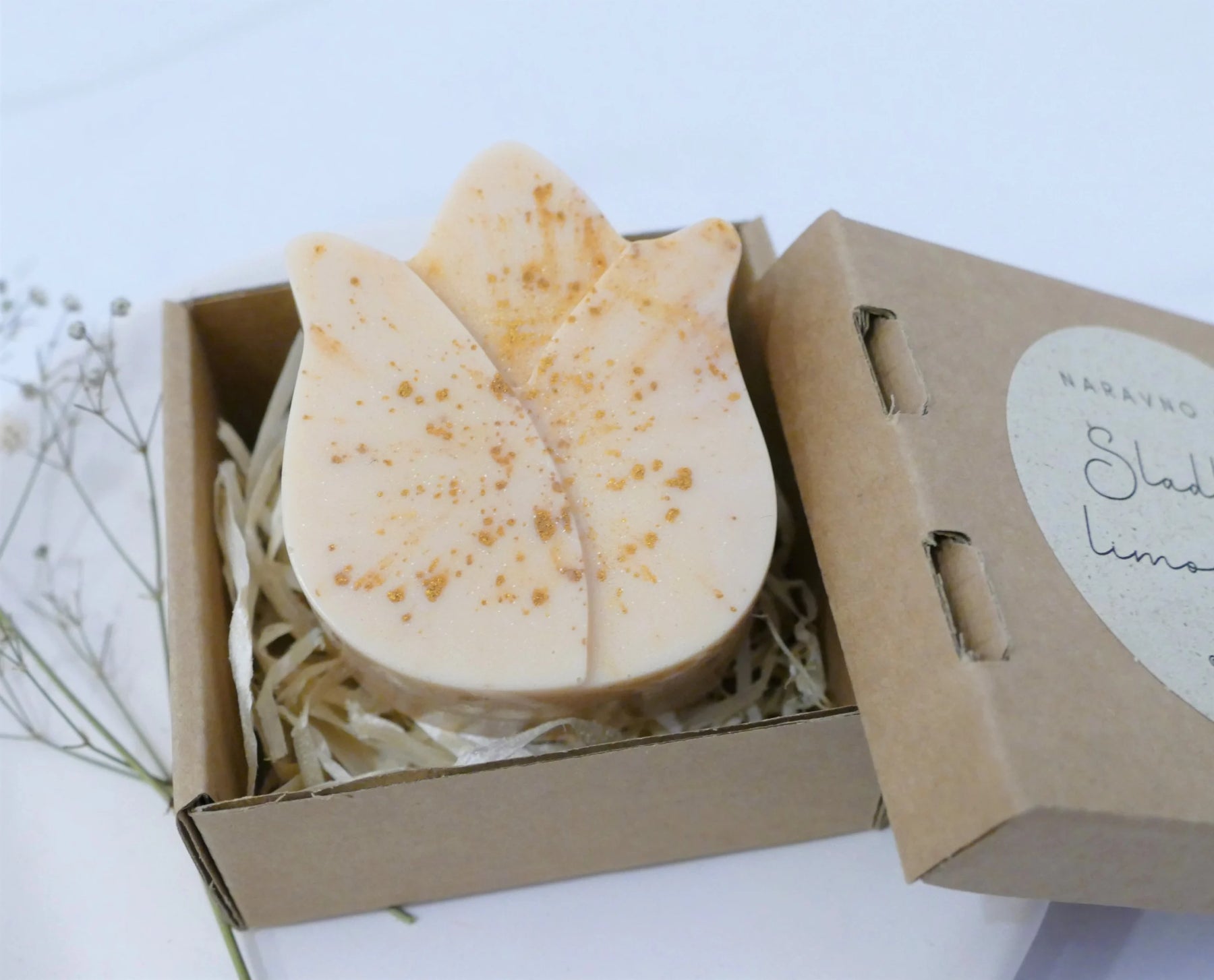 milo tulipan z vonjem limonske trave, zlate barve v darilni škatlici