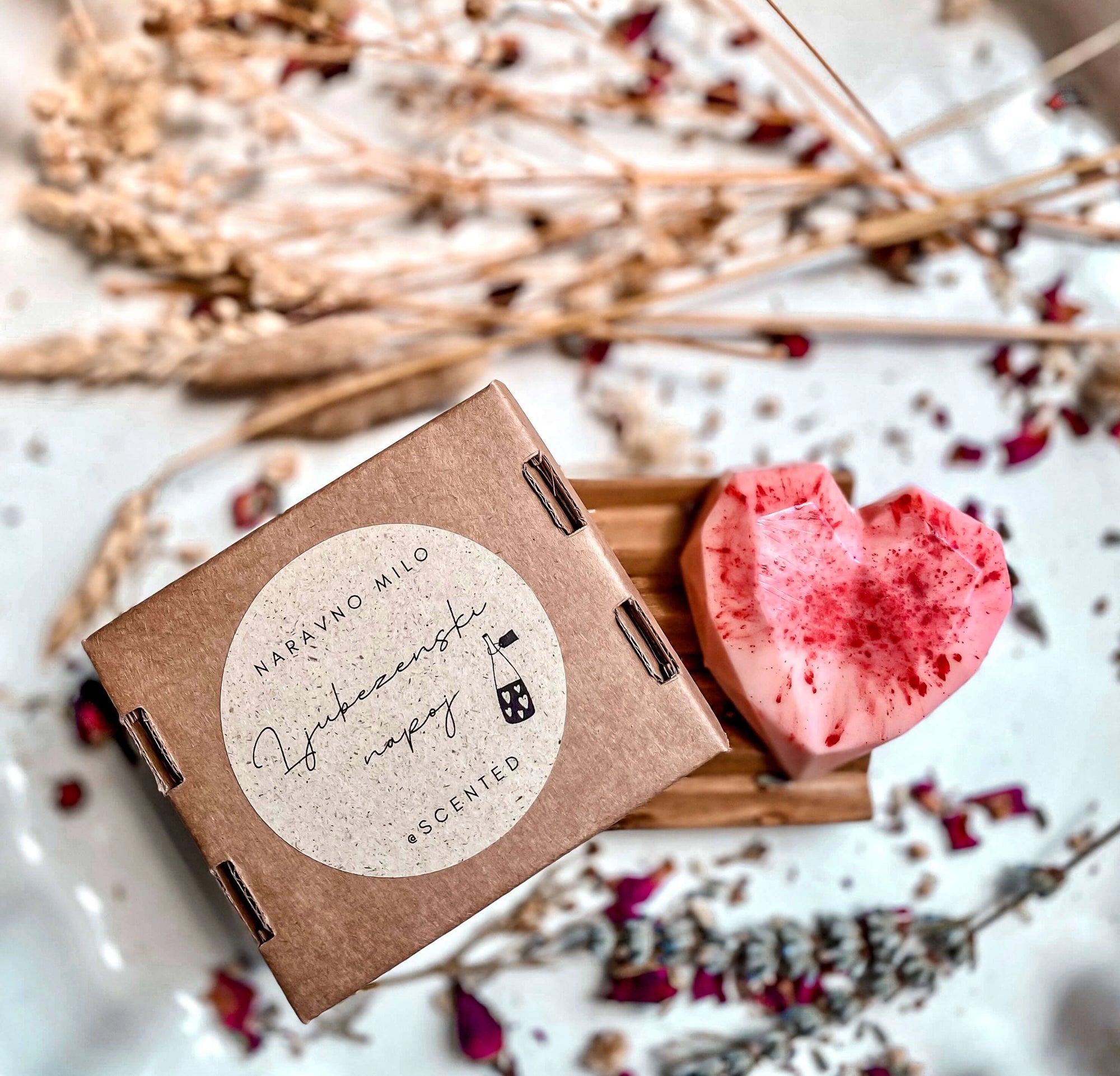 Ročno izdelano naravno milo v obliki rdečega srčka, z romantično mešanico vrtnice, citrusov in šipka – popolno za darilo ali razvajanje.