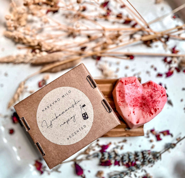 Ročno izdelano naravno milo v obliki rdečega srčka, z romantično mešanico vrtnice, citrusov in šipka – popolno za darilo ali razvajanje.