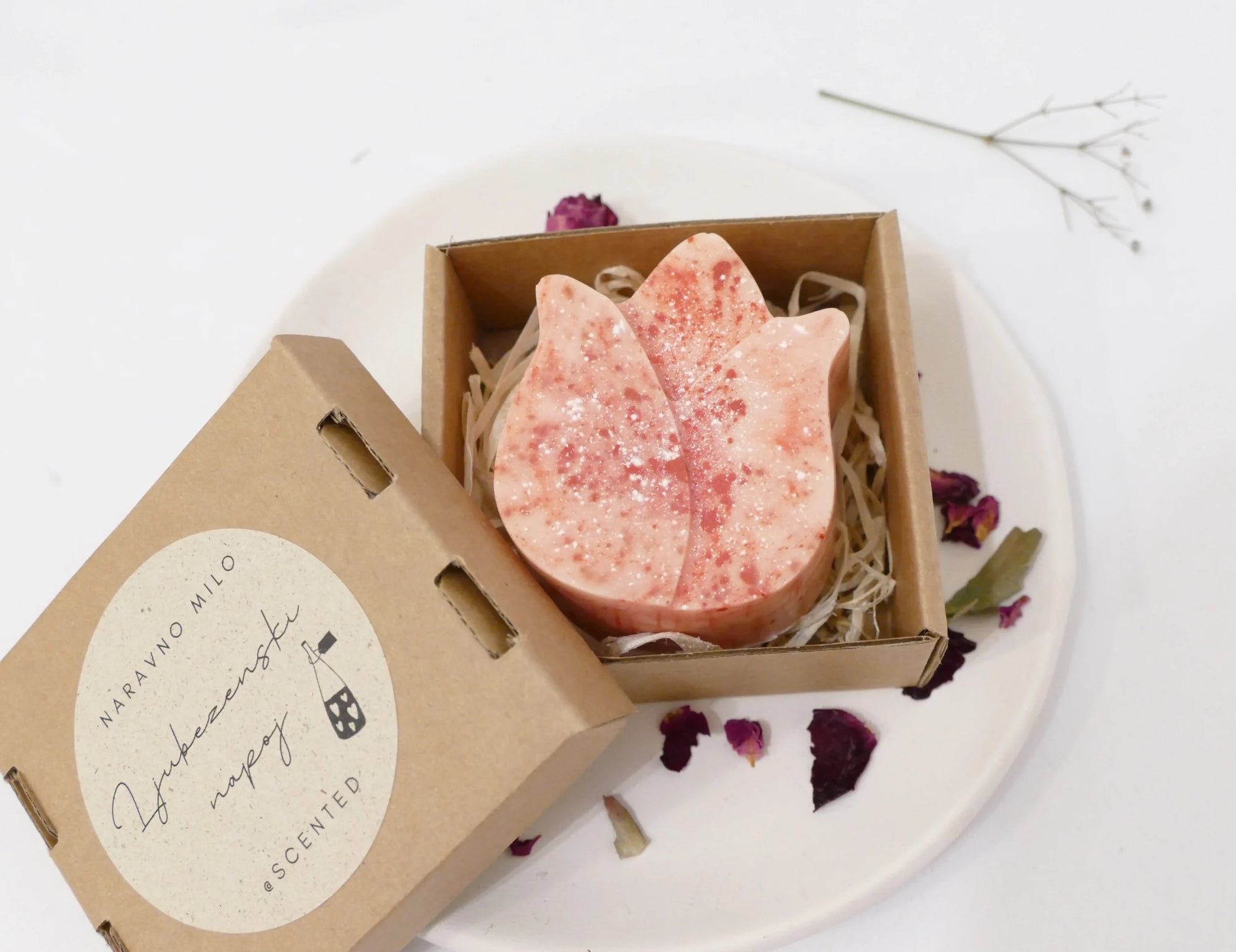 Ročno izdelano naravno milo v obliki tulipana rdeče barve z romantično dišavno mešanico vrtnice, citrusov in šipka – estetsko in nežno za kožo.