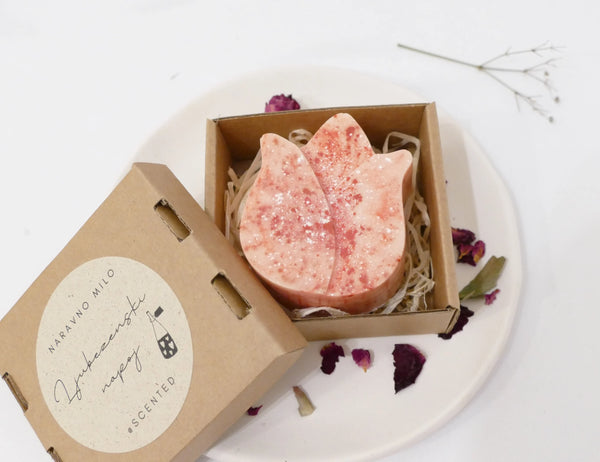 Ročno izdelano naravno milo v obliki tulipana rdeče barve z romantično dišavno mešanico vrtnice, citrusov in šipka – estetsko in nežno za kožo.