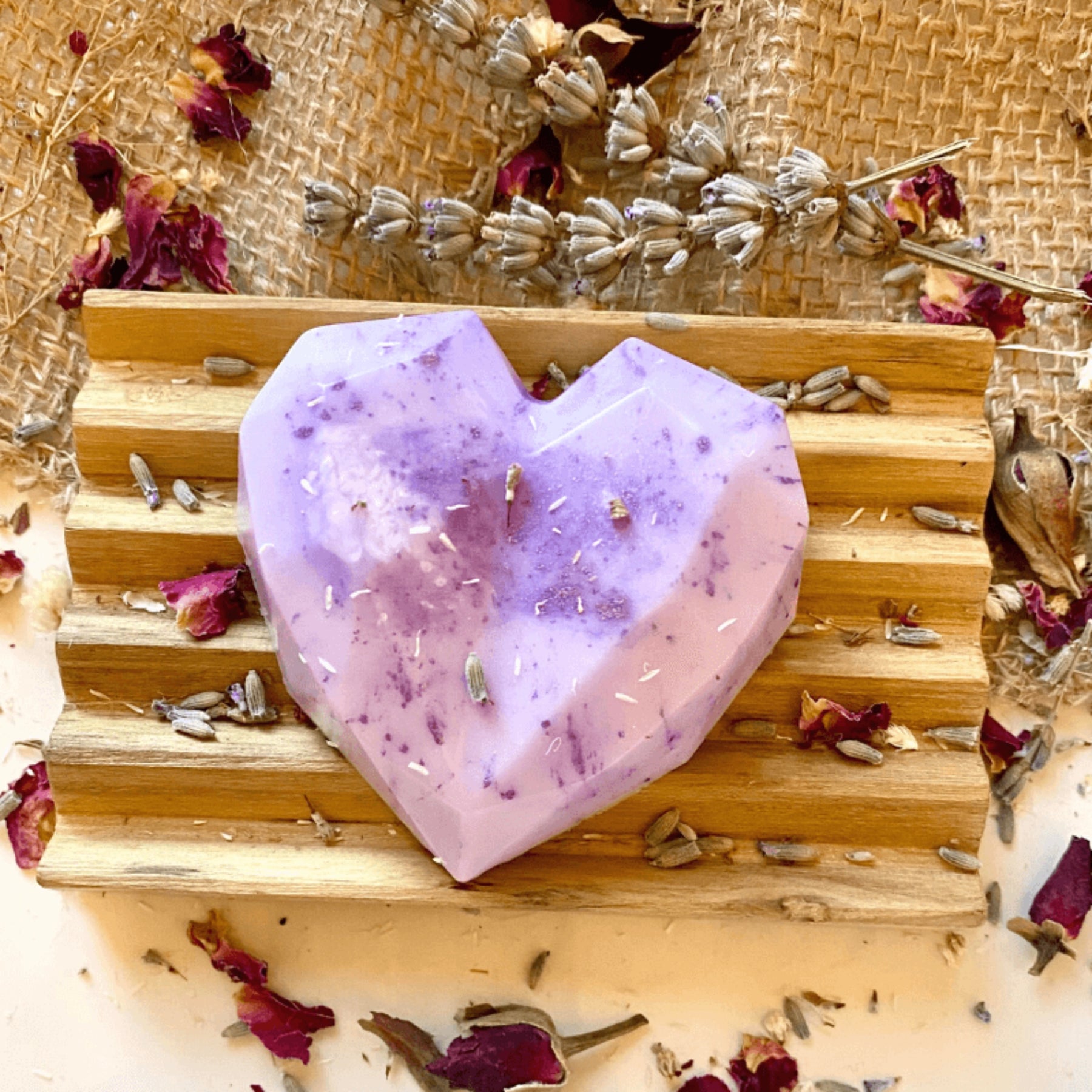 Ročno izdelano naravno milo s pravo sivko (lavandula angustifolia), vegansko in primerno za občutljivo kožo