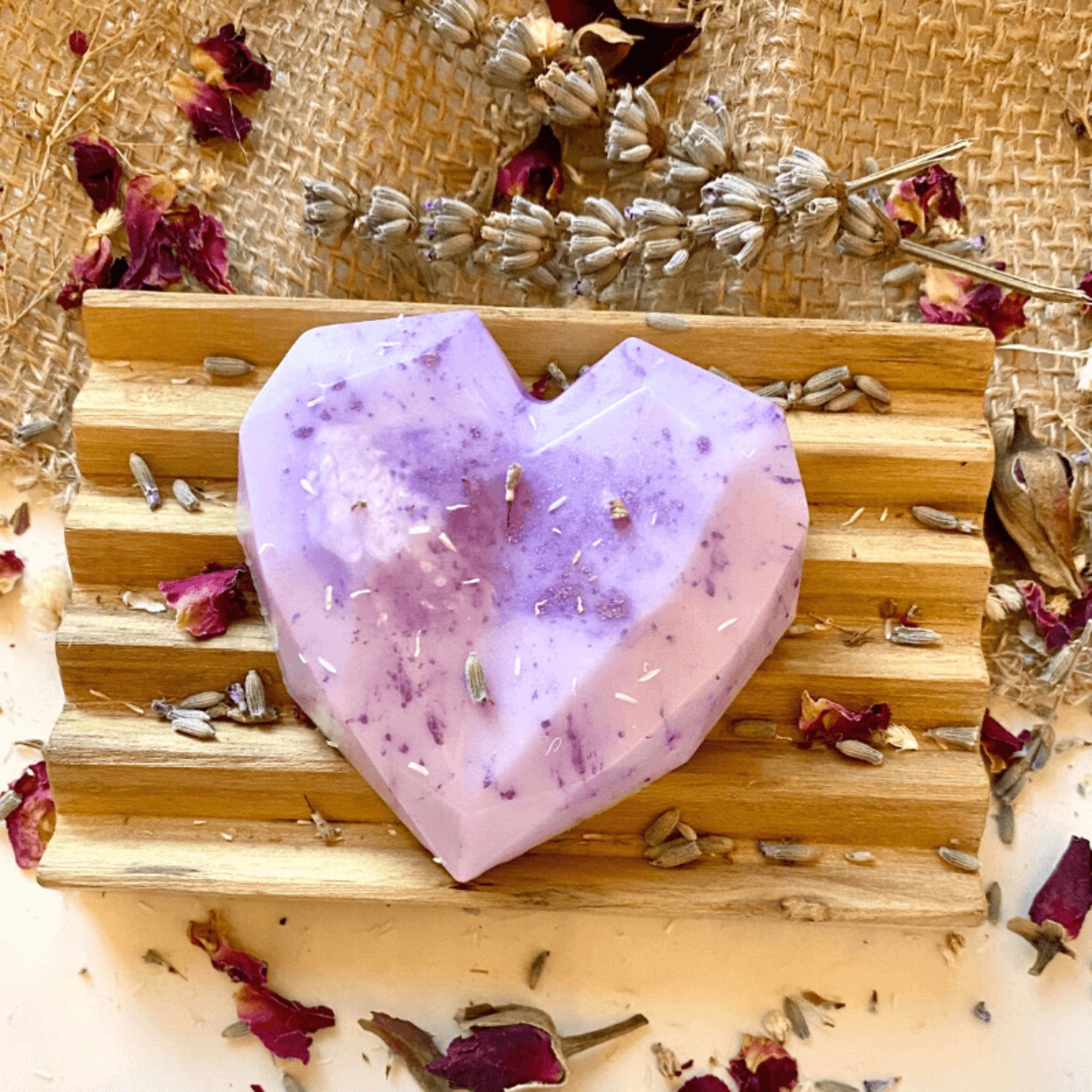 Ročno izdelano naravno milo s pravo sivko (lavandula angustifolia), vegansko in primerno za občutljivo kožo