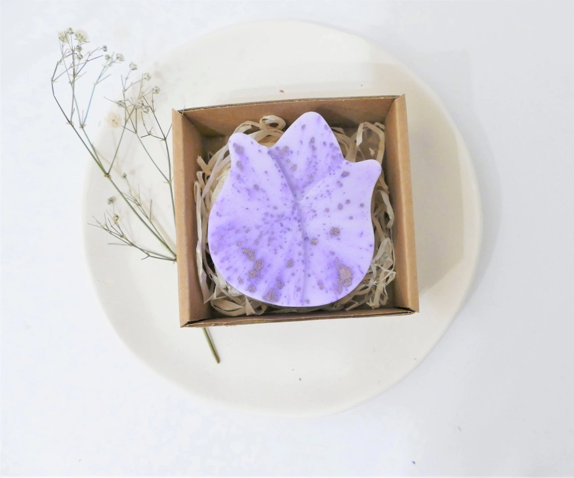 Ročno izdelano naravno milo s sivko v obliki tulipana vijolične barve za pomirjujočo nego kože