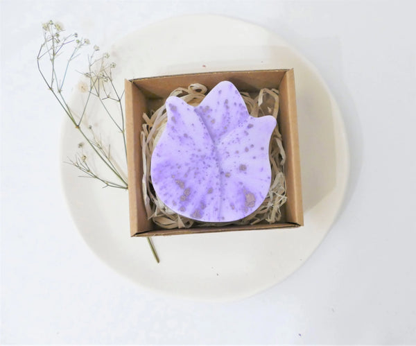 Ročno izdelano naravno milo s sivko v obliki tulipana vijolične barve za pomirjujočo nego kože