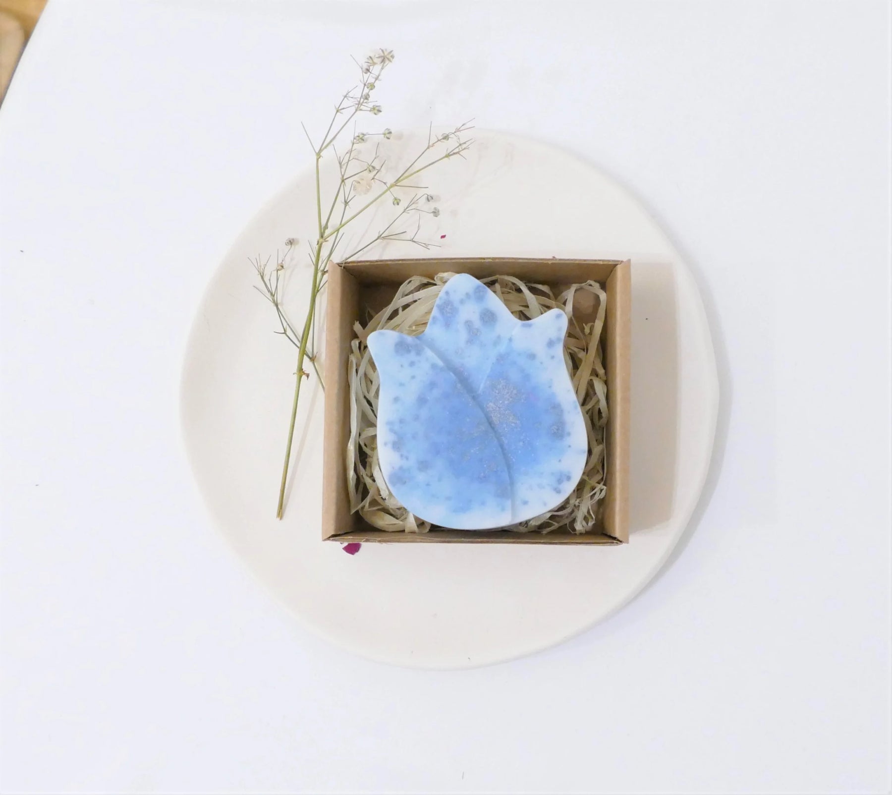 Ročno izdelano naravno milo z vonjem rožmarina v obliki tulipana modre barve primerno za občutljivo kožo