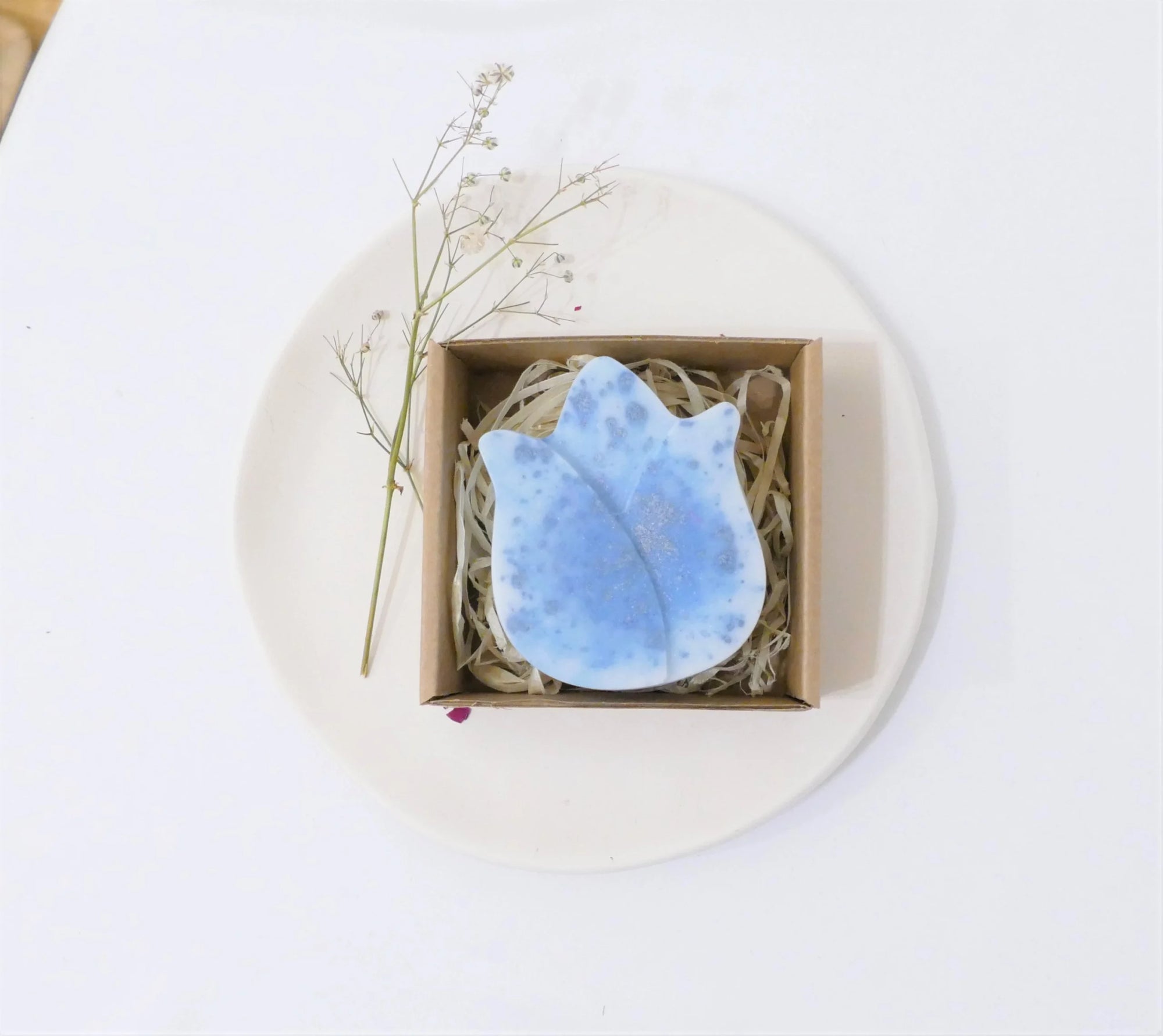 Ročno izdelano naravno milo z vonjem rožmarina v obliki tulipana modre barve primerno za občutljivo kožo