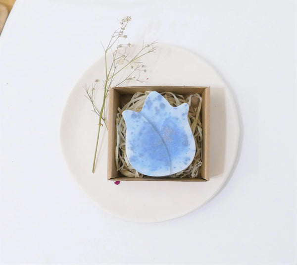 Ročno izdelano naravno milo z vonjem rožmarina v obliki tulipana modre barve primerno za občutljivo kožo