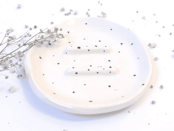 Ročno izdelan keramični podstavek za milo z vzorcem pik, estetsko oblikovan in popoln za ohranjanje naravnega mila suhega in čistega.