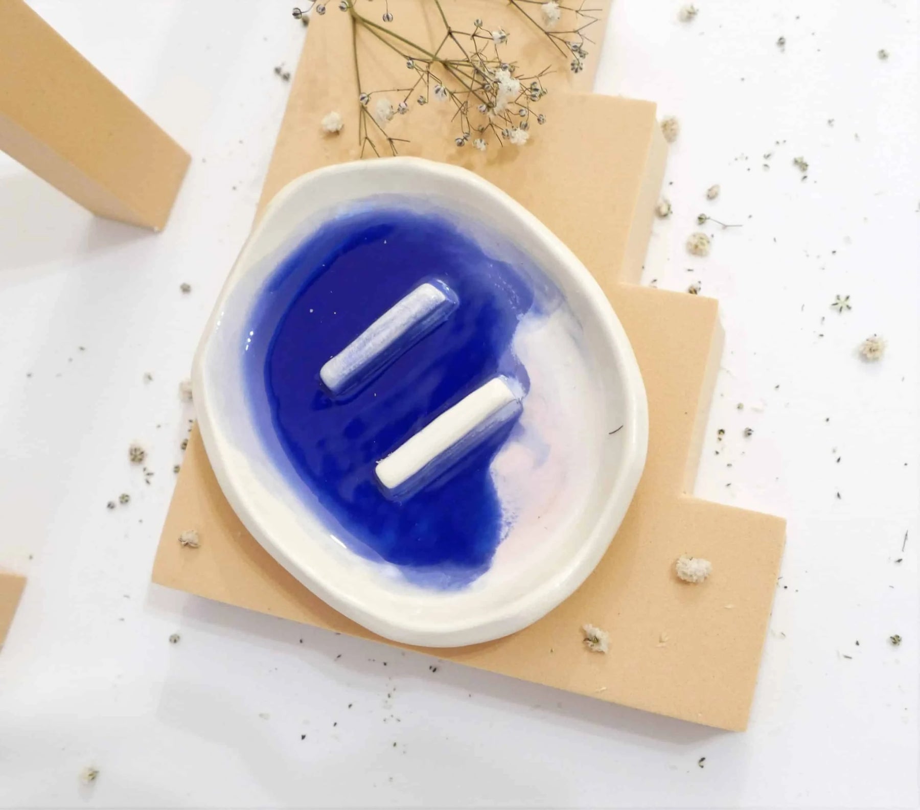 Unikaten, ročno izdelan keramični podstavek za milo z minimalističnim dizajnom, popoln za ohranjanje mila suhega in estetsko dopolnitev kopalnice.