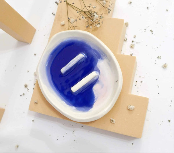 Unikaten, ročno izdelan keramični podstavek za milo z minimalističnim dizajnom, popoln za ohranjanje mila suhega in estetsko dopolnitev kopalnice.