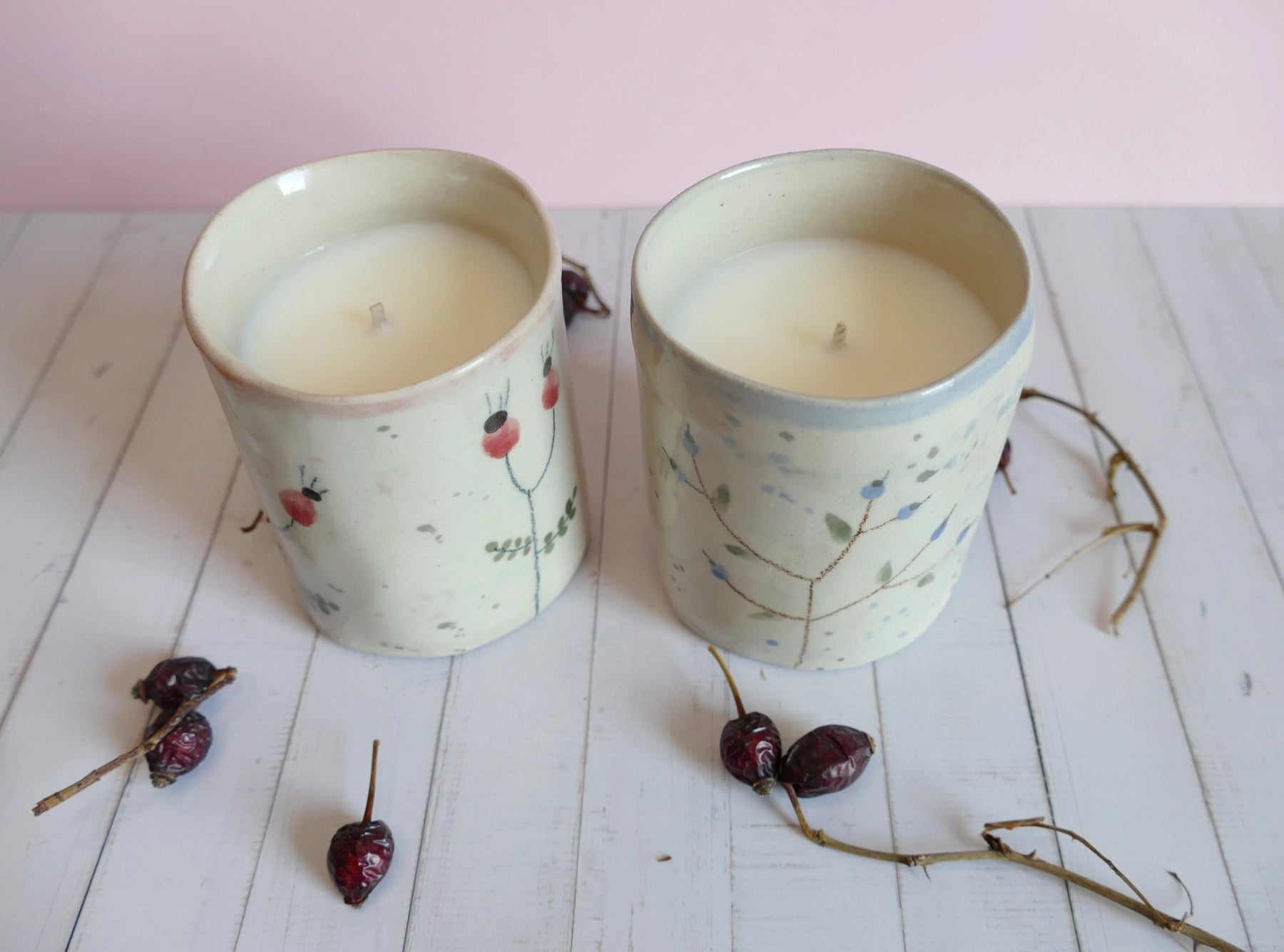 Ročno izdelana dišeča sveča v unikatni glineni skodelici z motivom šipka, v sodelovanju z Gozdično – poklon naravi in trajnosti.